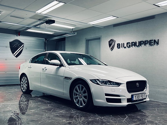 Jaguar XE 2 of 27