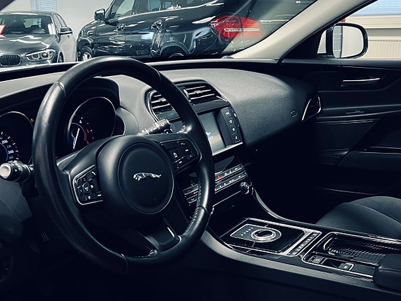 Jaguar XE 11 of 27