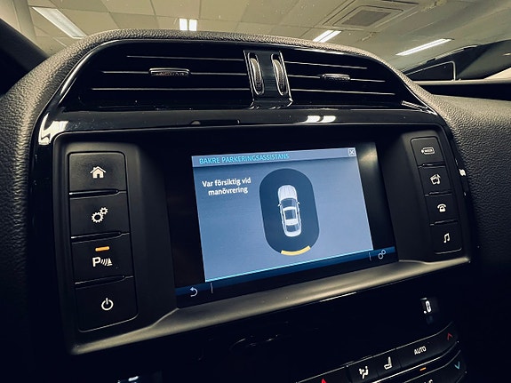 Jaguar XE 24 of 27