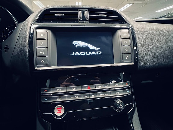 Jaguar XE 18 of 27