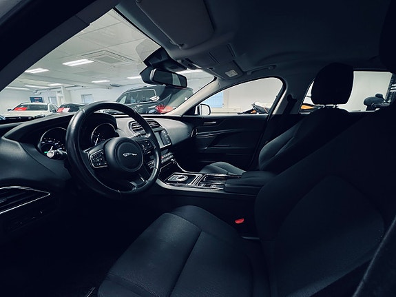 Jaguar XE 10 of 27