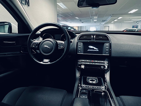 Jaguar XE 9 of 27