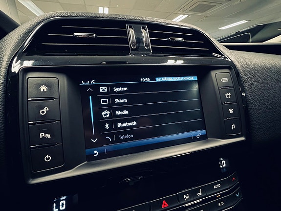 Jaguar XE 25 of 27