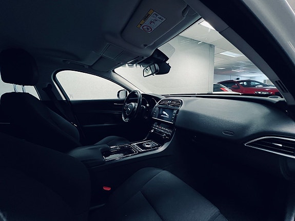 Jaguar XE 12 of 27
