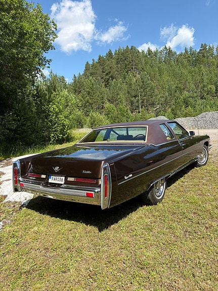 Cadillac Coupé DeVille 2 of 10