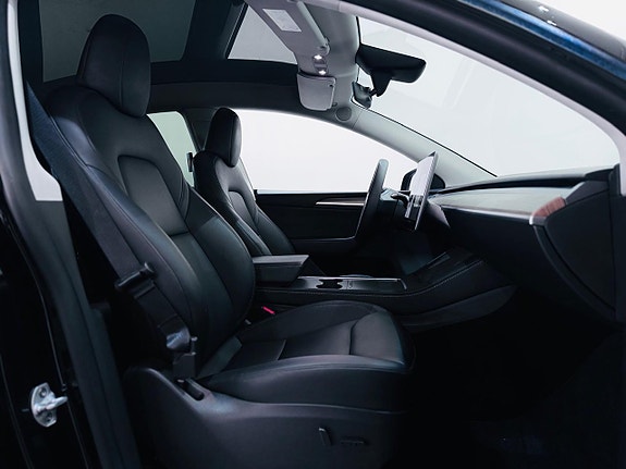 Tesla Model Y 6 of 24