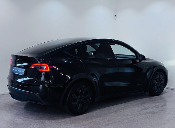 Tesla Model Y 24 of 24