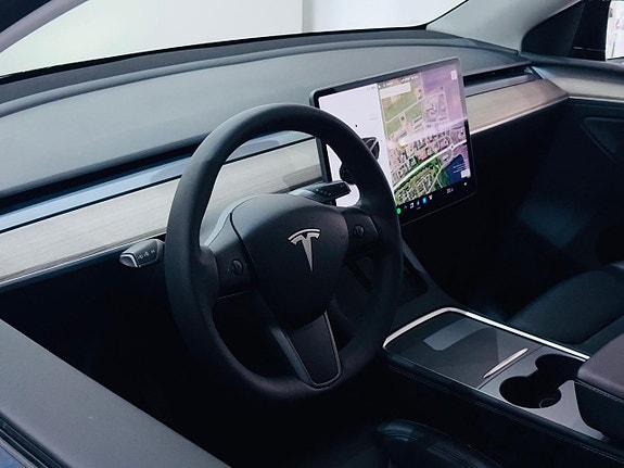 Tesla Model Y 9 of 24
