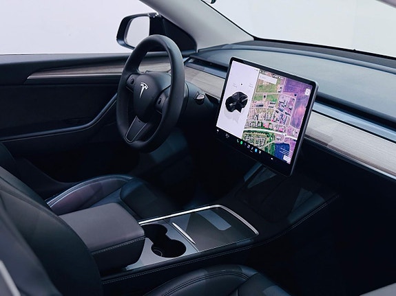 Tesla Model Y 5 of 24
