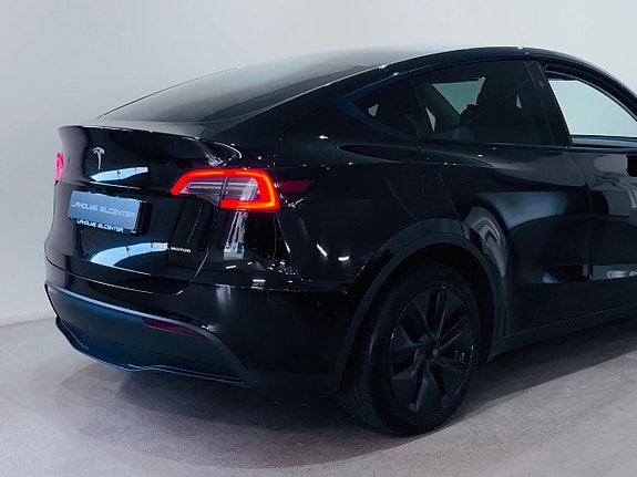 Tesla Model Y 23 of 24