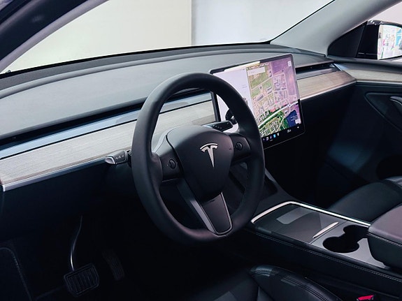 Tesla Model Y 10 of 24
