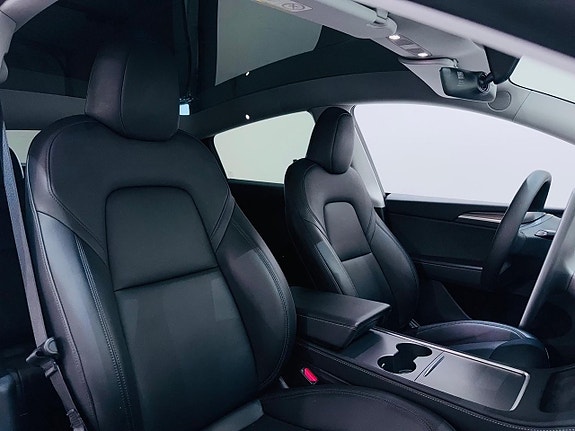 Tesla Model Y 7 of 24