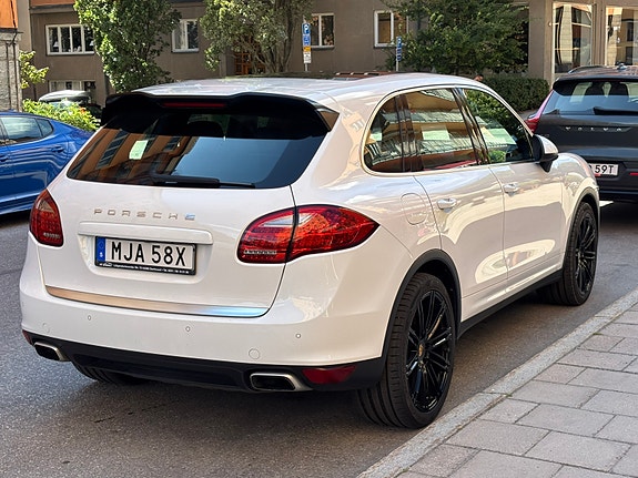 Porsche Cayenne 4 of 14
