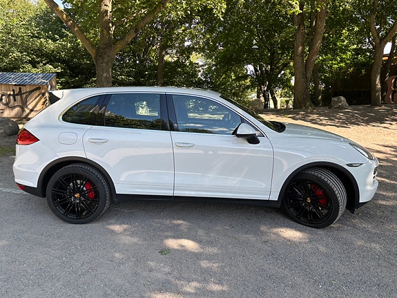 Porsche Cayenne 2 of 14