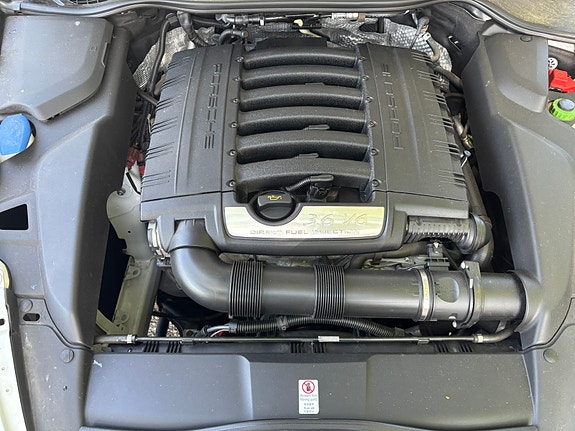 Porsche Cayenne 9 of 14