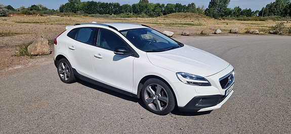Volvo V40 Cross Country 2 of 13