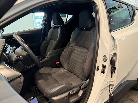 Toyota C-HR 10 of 28
