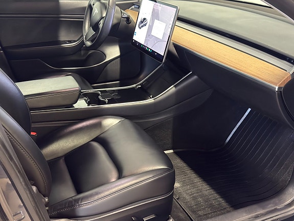 Tesla Model 3 11 of 18