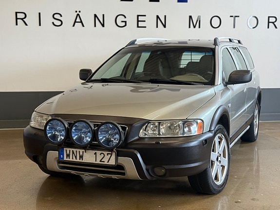 Volvo XC70 2 of 15