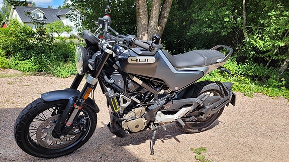 Husqvarna Svartpilen 401 2 of 4