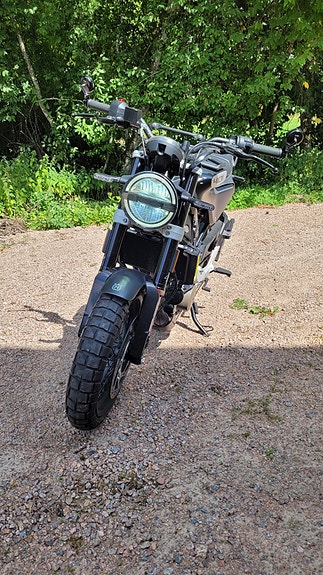 Husqvarna Svartpilen 401 3 of 4