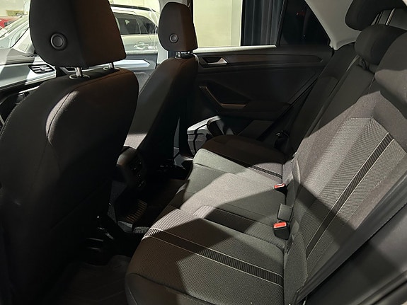 Volkswagen T-Roc 22 of 22
