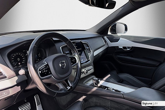 Volvo XC90 10 of 30