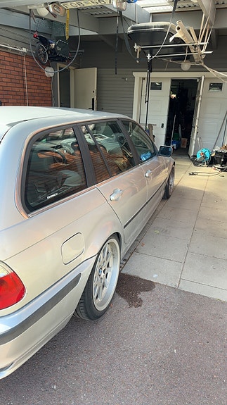 BMW 320i 3 of 4