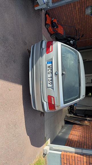 BMW 320i 2 of 4