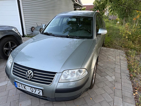 Volkswagen Passat 2 of 9