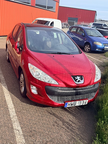 Peugeot 308 2 of 5