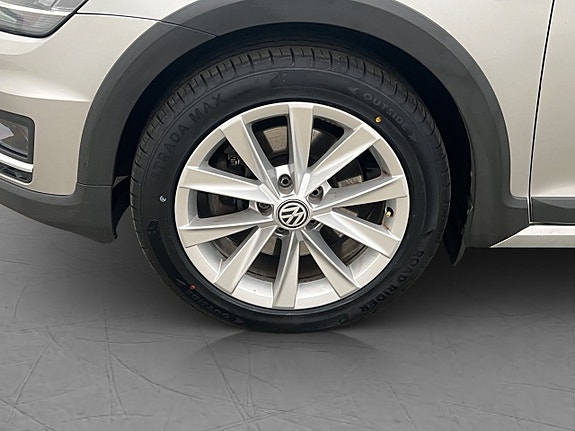 Volkswagen Golf Alltrack 26 of 29