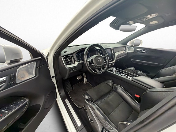 Volvo XC60 10 of 30