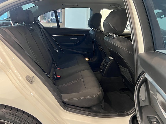 BMW 330e 12 of 25