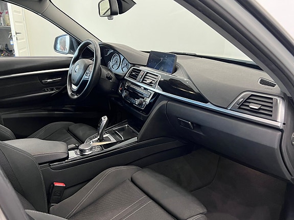 BMW 330e 16 of 25