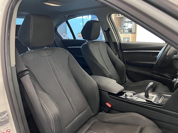 BMW 330e 17 of 25