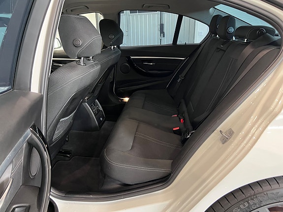 BMW 330e 11 of 25