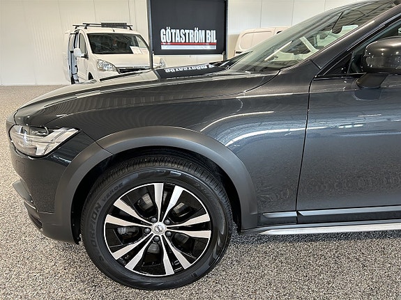 Volvo V90 Cross Country 10 of 25