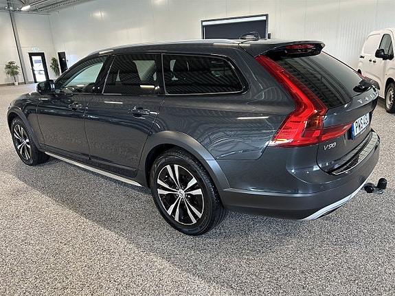 Volvo V90 Cross Country 2 of 25