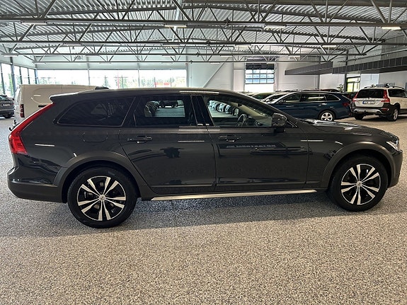 Volvo V90 Cross Country 7 of 25