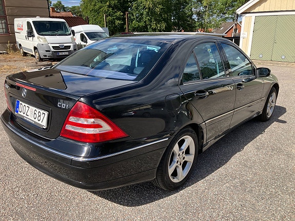 Mercedes-Benz C200 4 of 8