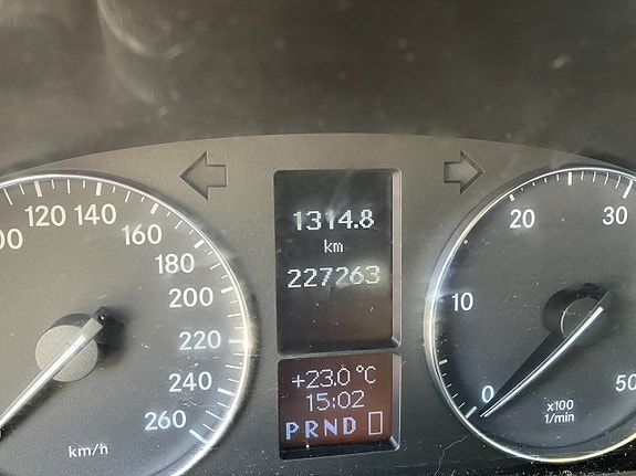 Mercedes-Benz C200 6 of 8