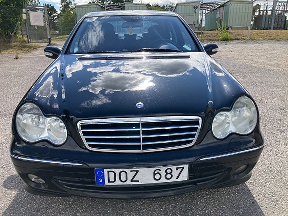 Mercedes-Benz C200 7 of 8