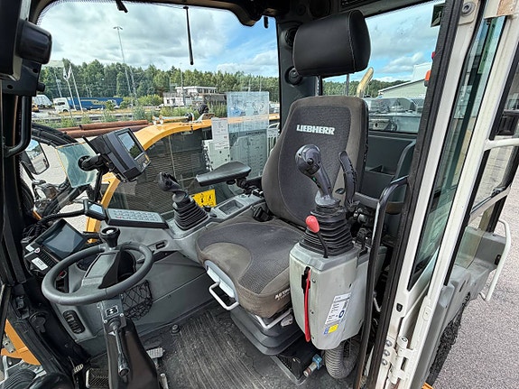 Liebherr 912 Compact 11 of 11