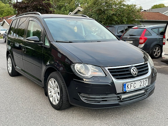 Volkswagen Touran 2 of 10
