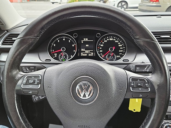Volkswagen Passat 10 of 14