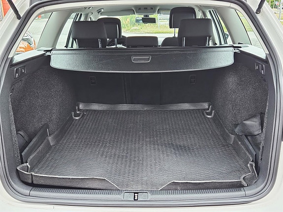 Volkswagen Passat 8 of 14