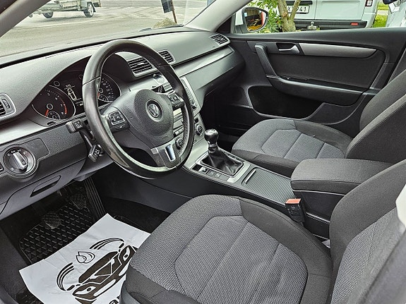 Volkswagen Passat 9 of 14