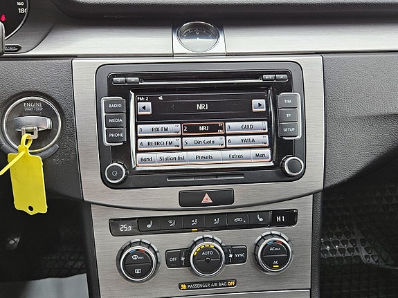 Volkswagen Passat 12 of 14