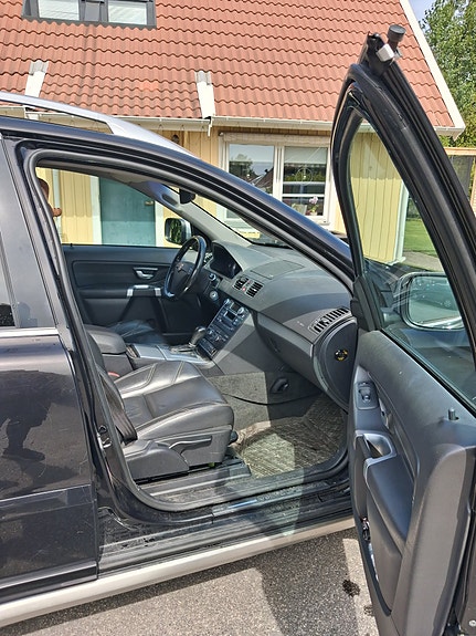 Volvo XC90 2 of 16